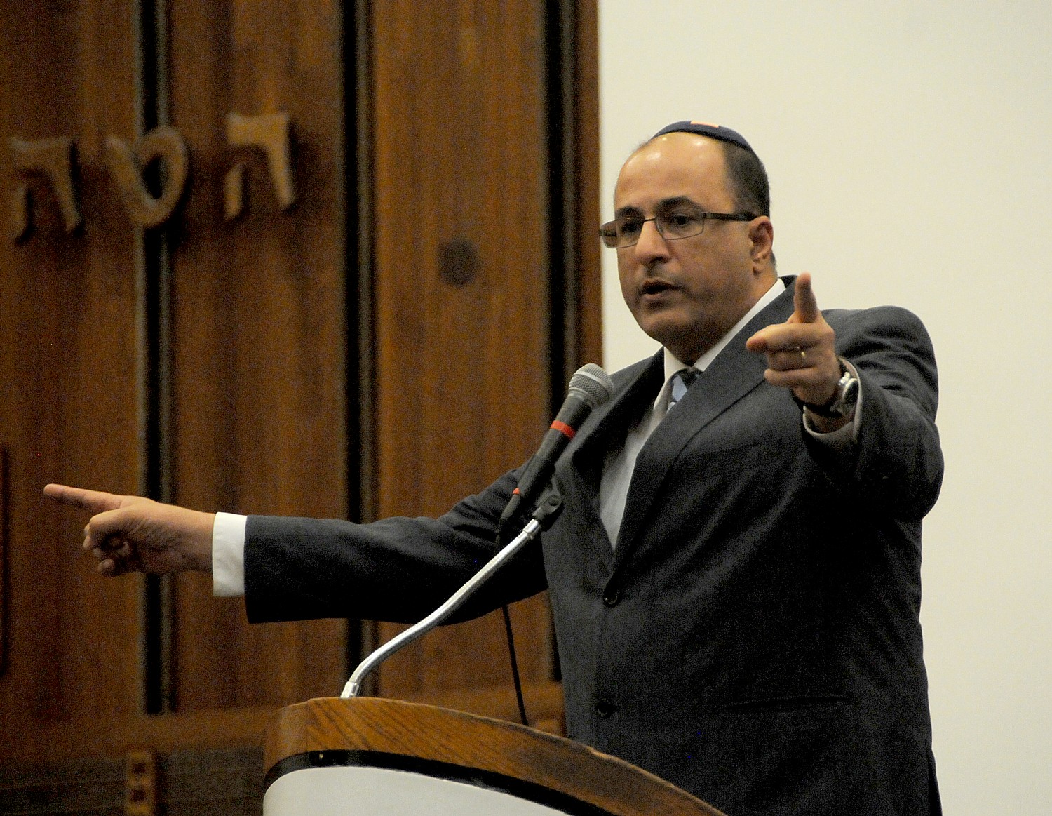 Ambassador Ido Aharoni of Israel at Great Neck Synagogue: "The root cause for instability in the Middle East has nothing to do with Israel-Palestinians." © 2015 Karen Rubin/news-photos-features.com