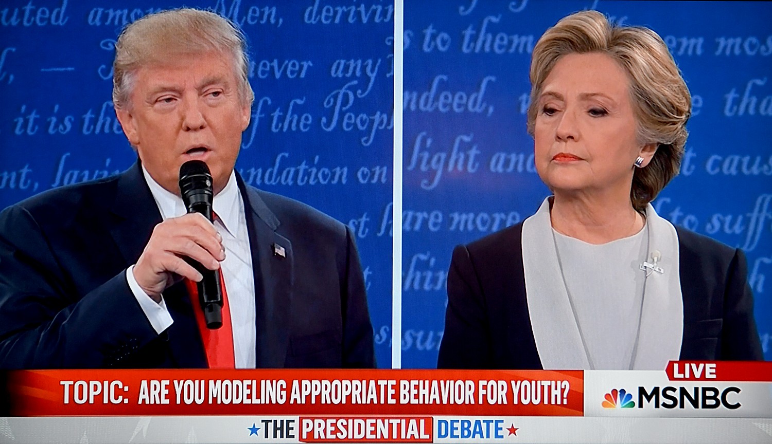  Republican Donald Trump and Democrat Hillary Clinton clash in the second presidential debate © 2016 Karen Rubin/news-photos-features.com