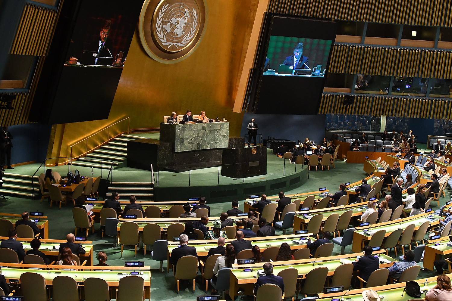 Ген оон. Зал Генеральной Ассамблеи ООН. Зал заседания Генеральной Ассамблеи ООН. Зал заседаний Генассамблеи ООН. Генеральная Ассамблея ООН 2018.